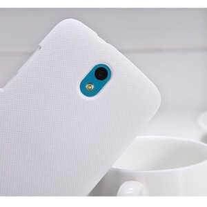 Пластиковый матовый премиум чехол для HTC Desire 500 Белый